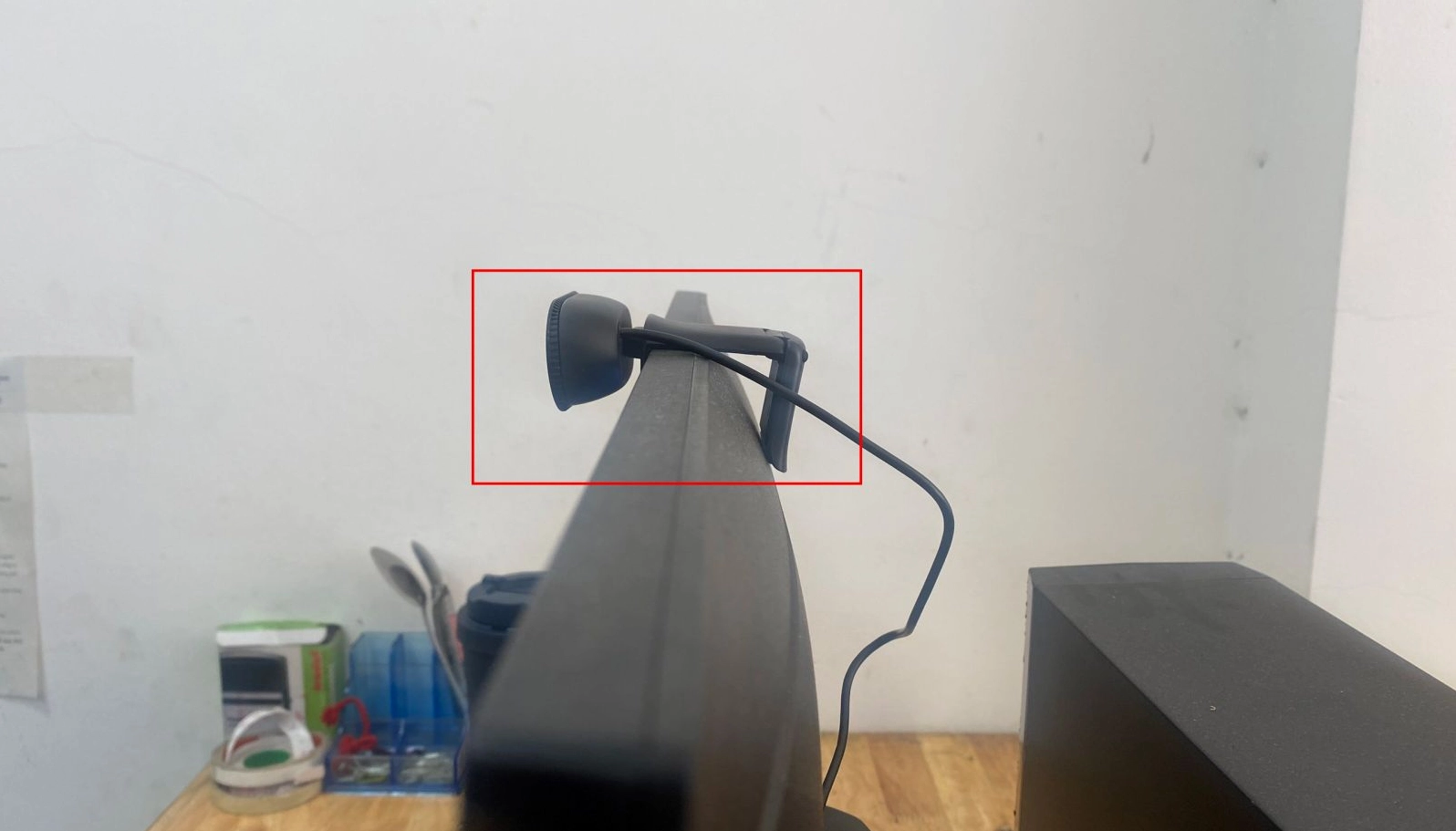 Hướng dẫn chi tiết cách cài webcam cho laptop cực đơn giản tại nhà 9 Minh họa bước gắn chặt cáp kết nối của webcam vào cổng giao tiếp trên máy tính