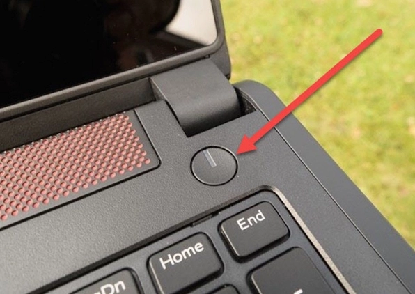 Hướng dẫn chi tiết cách mở nguồn laptop hiệu quả khi nút nguồn bị hỏng 3 Minh họa người dùng đang thao tác mở laptop