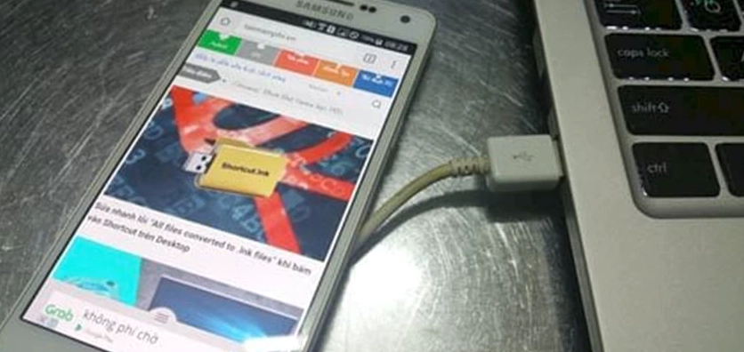Minh họa thao tác cắm cáp kết nối điện thoại và máy tính qua cổng USB