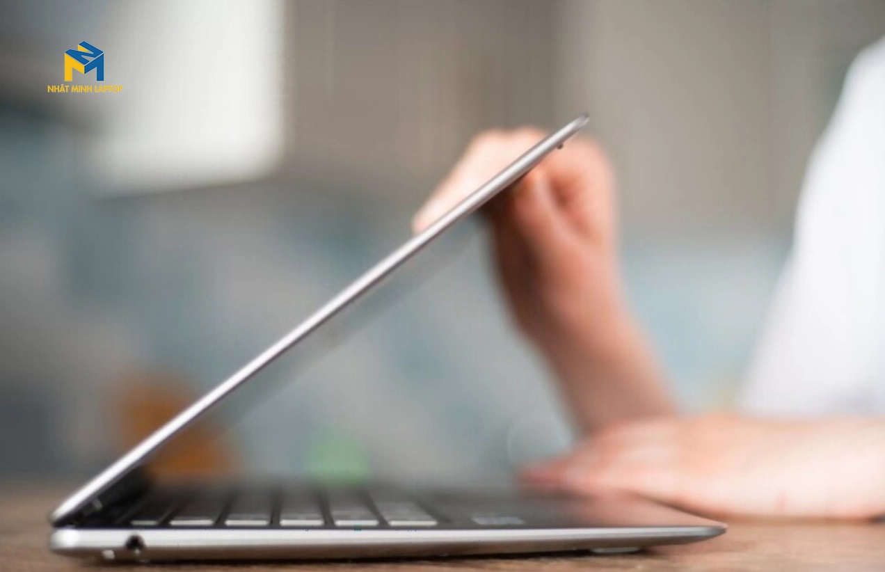 Bật mí cách sử dụng laptop bền nhất giúp thiết bị luôn hoạt động ổn định và kéo dài tuổi thọ 13 mở bản lề laptop đúng cách