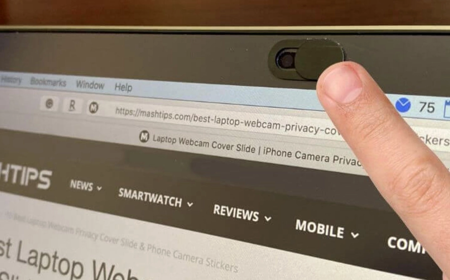 Hướng dẫn chi tiết cách bật camera trên laptop dell khắc phục lỗi nhanh chóng năm 2026 7 Mở nắp che nhỏ hoặc đẩy thanh gạt vật lý sang một bên để hiển thị ống kính camera