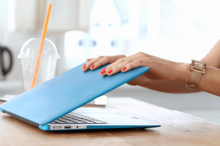 Mô phỏng thao tác gập màn hình laptop nhưng hệ điều hành Windows vẫn đang hoạt động bình thường