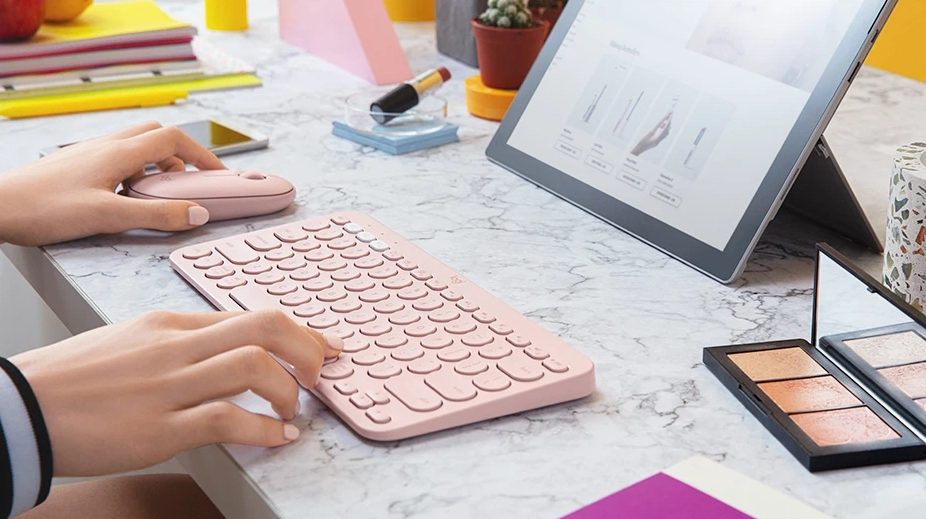 Hướng dẫn chi tiết cách cài đặt laptop mới mua chuẩn kỹ thuật 22 Một bộ bàn phím cơ và chuột máy tính không dây được đặt trên bàn làm việc