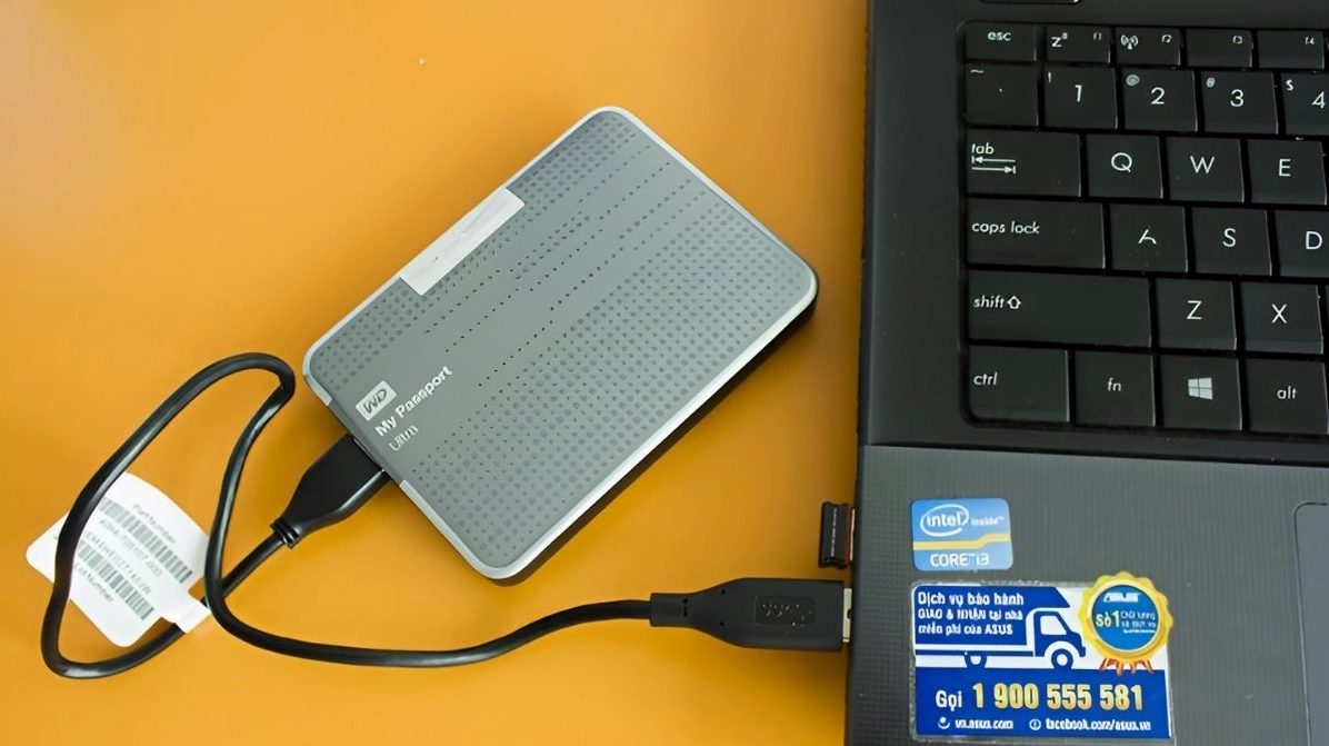 Hướng dẫn chi tiết cách kết nối hdd với laptop đơn giản và an toàn nhất 10 Một chiếc ổ cứng di động đặt an toàn trên bàn làm việc