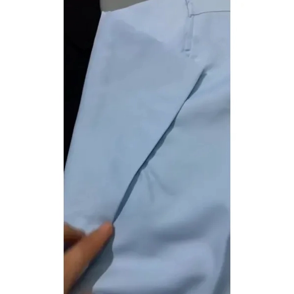 Một phong cách layer độc đáo với áo sơ mi mỏng nhẹ bên ngoài