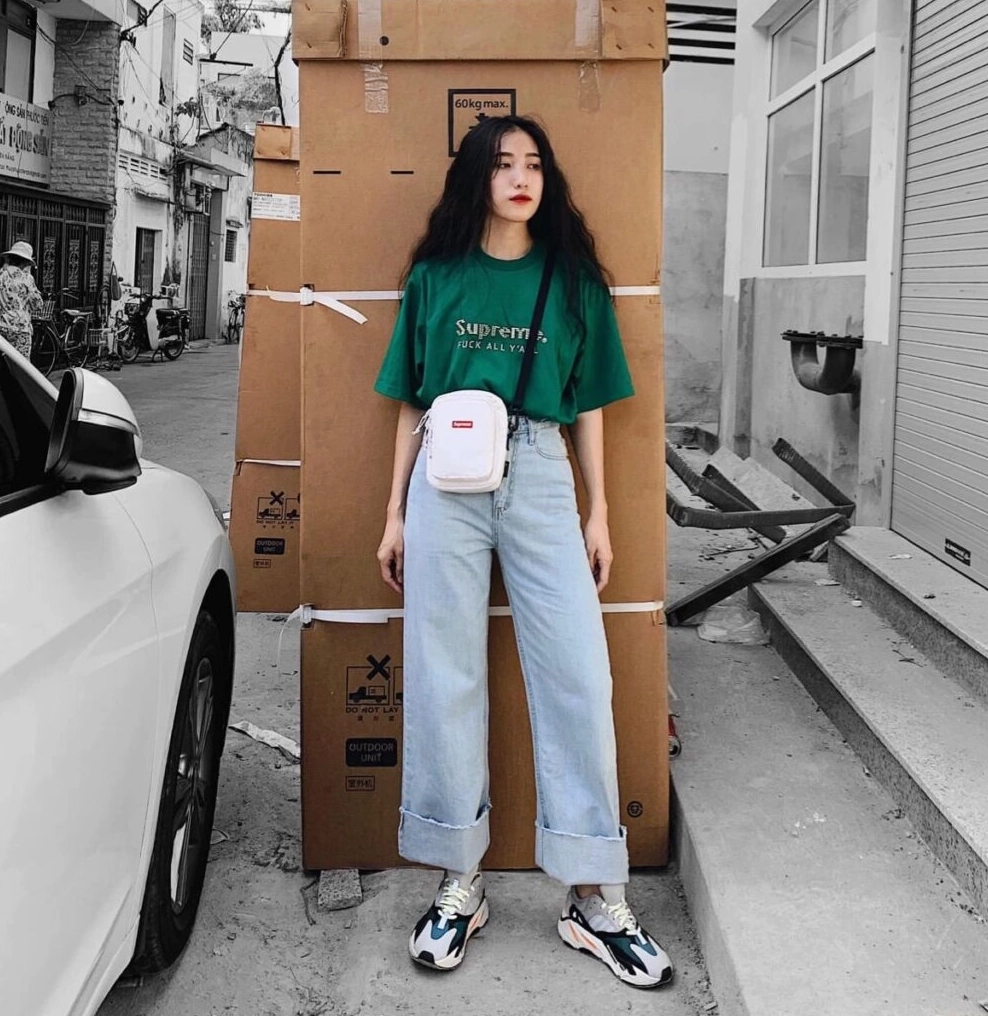 Năng động phong cách áo thun form rộng phối quần jeans xanh cổ điển