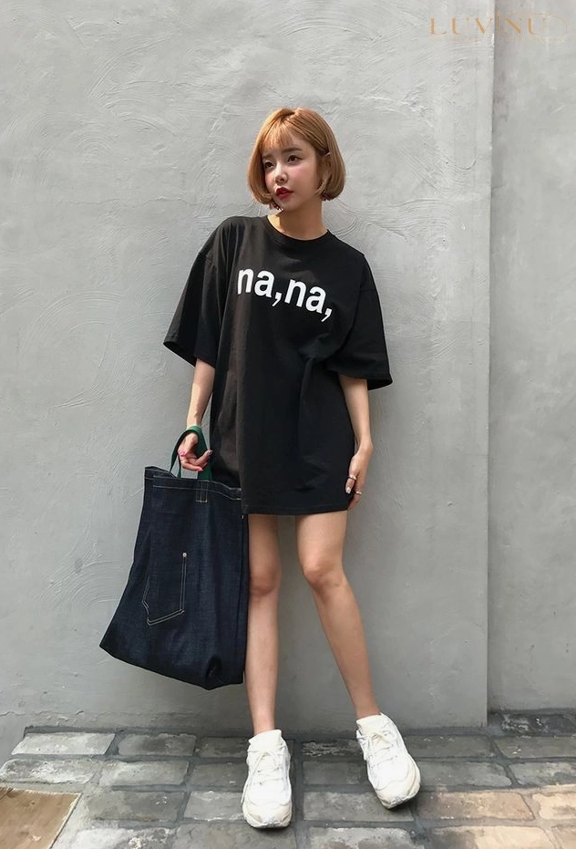 Năng động phong cách giấu quần với áo thun form rộng khoe đôi chân thon dài