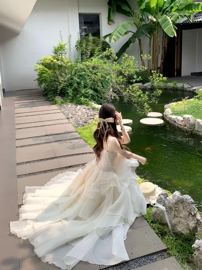 Nàng thơ khoe sắc trong chiếc váy công chúa bồng bềnh