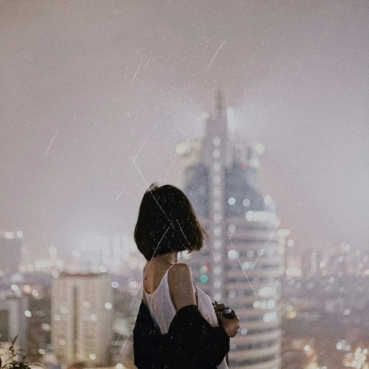 Bộ sưu tập hình ảnh cô gái tóc dài buồn đẹp tĩnh lặng 6 Nét buồn bã hiện rõ trên vóc dáng nhỏ bé của cô gái