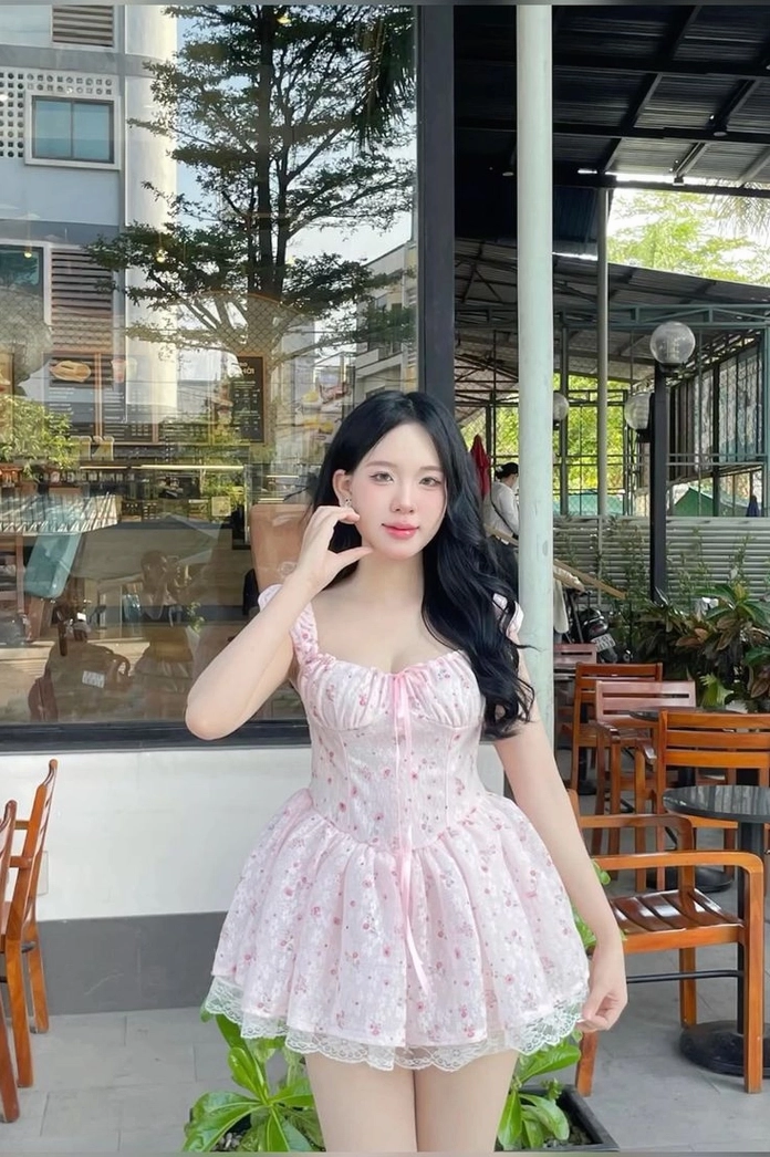 Nét đẹp dịu dàng của hot girl trong trang phục màu hồng nhạt