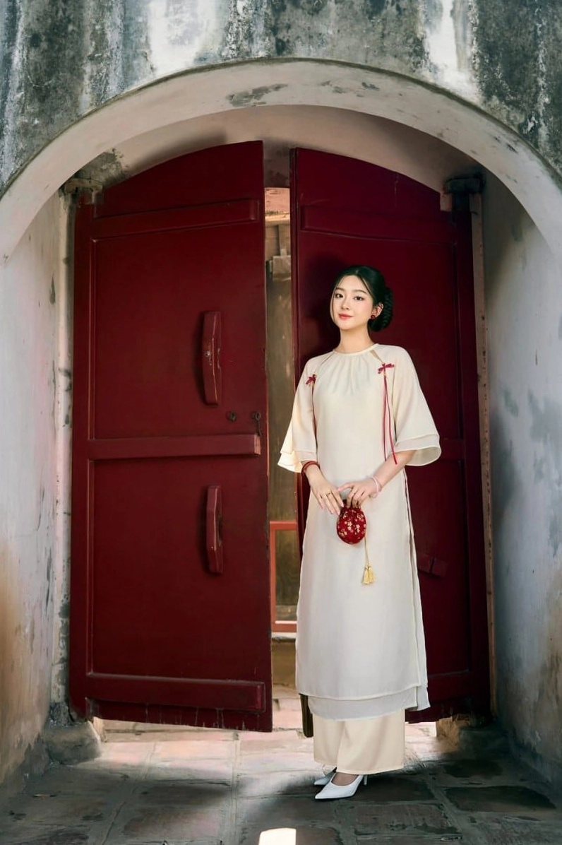 Nét đẹp e ấp dịu dàng của thiếu nữ việt trong tà áo dài tết