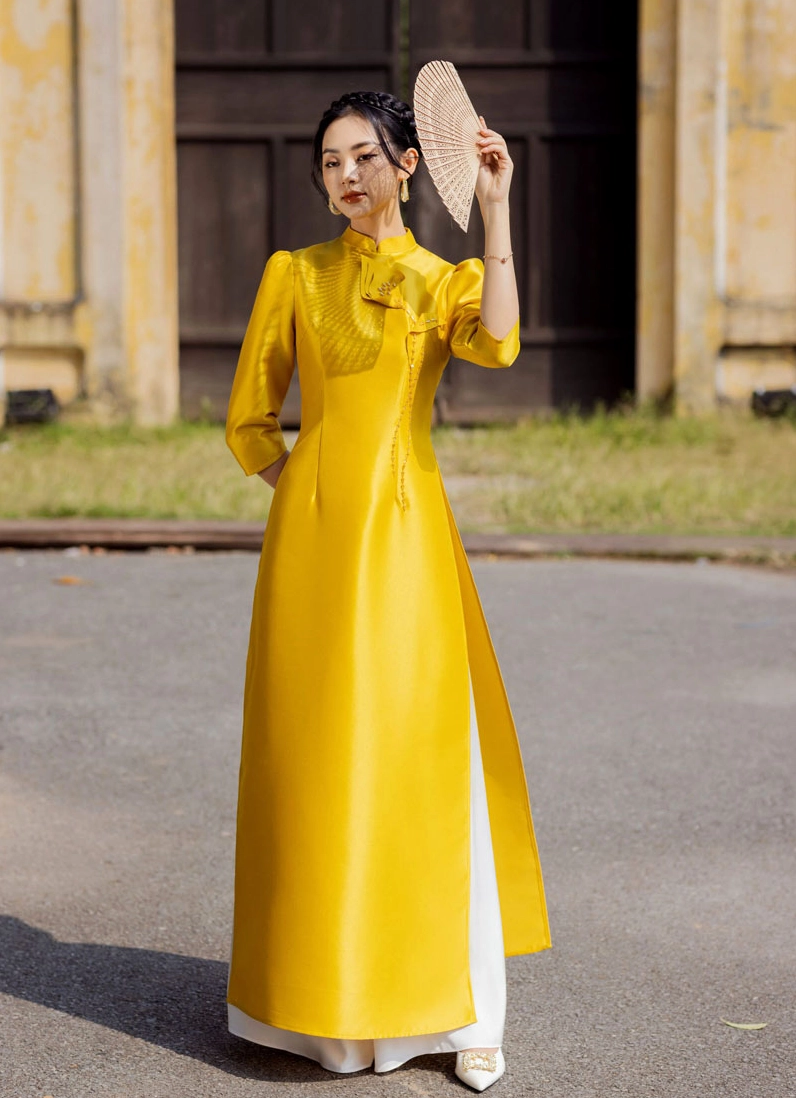 Nét đẹp hiện đại pha chút hoài cổ của cô gái trong bộ trang phục đen cách tân