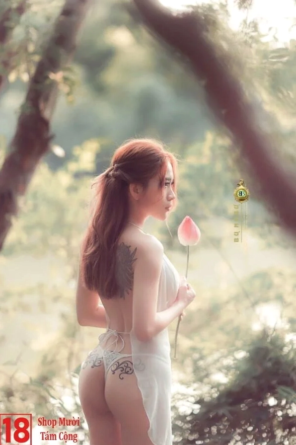 Nét đẹp mong manh tựa sương mai của cô gái trẻ trong khung hình đầy nghệ thuật