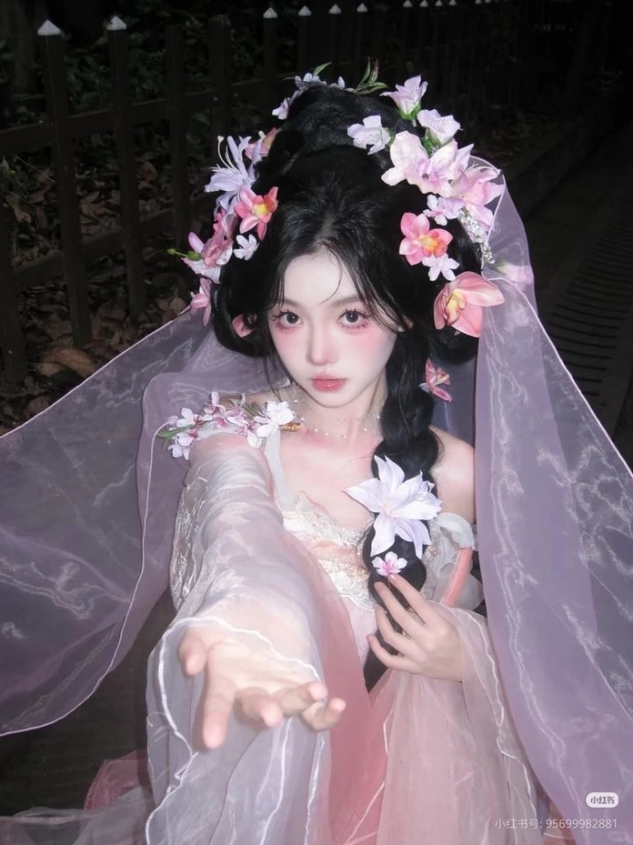 Nét mong manh nhẹ nhàng nhưng đầy sức hút của cô gái