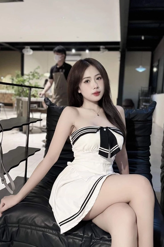 Nét trẻ trung trong outfit váy ngắn tươi tắn