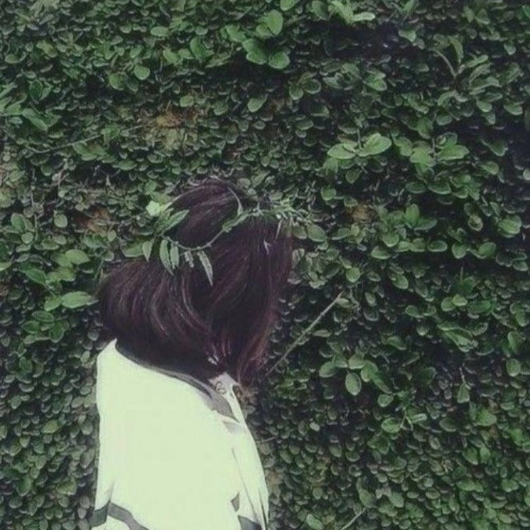 Bộ sưu tập hình ảnh cô gái tóc dài buồn đẹp tĩnh lặng 13 Nét u sầu phảng phất qua dáng đứng của cô gái