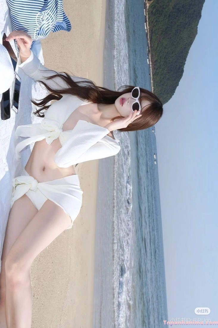 Người đẹp Hàn Quốc khoe đôi chân dài và vòng eo thon gọn trong bộ bikini