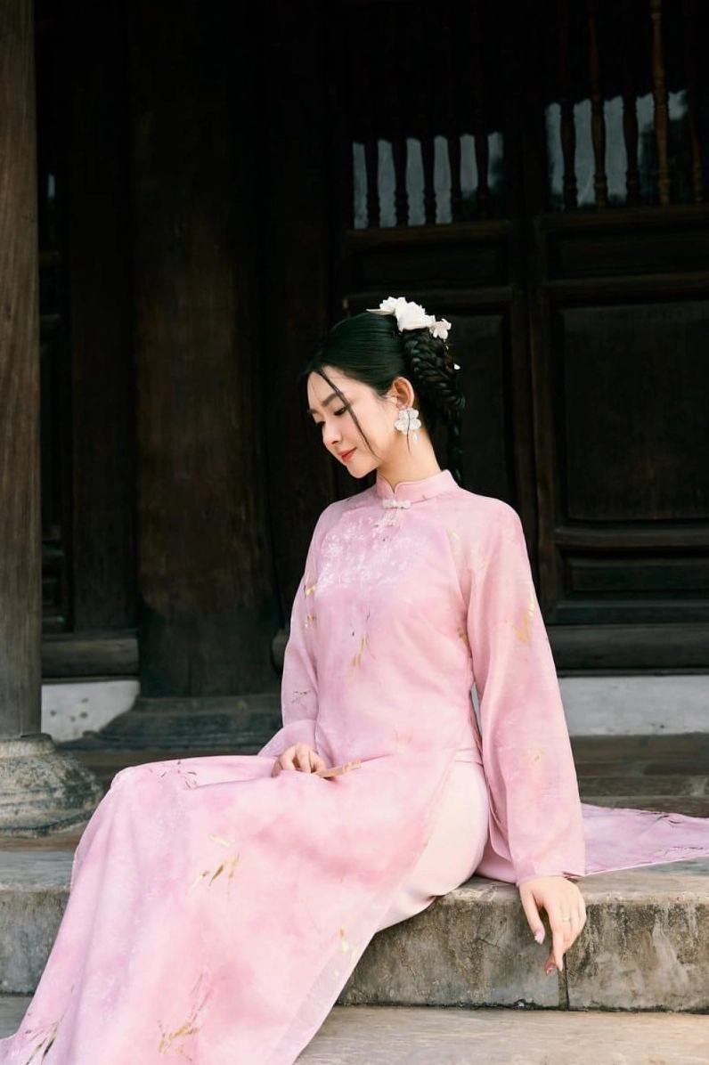 Người đẹp tỏa sáng trong bộ áo dài tết mang màu sắc tươi vui