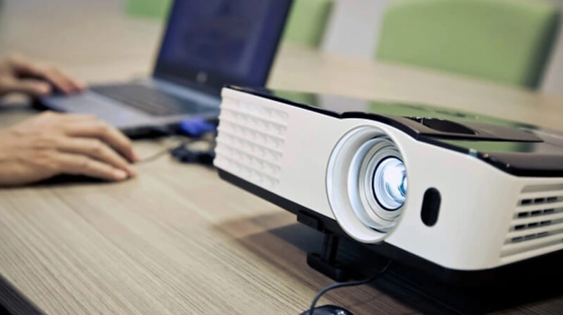 Hướng dẫn chi tiết cách cài đặt máy chiếu cho laptop nhanh chóng và đơn giản nhất 25 Người dùng cần lưu ý kiểm tra cáp để kết nối máy chiếu ổn định