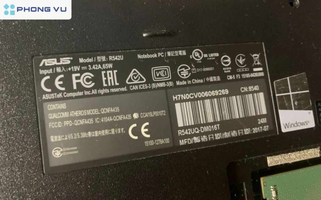 Người dùng đang kiểm tra kỹ lưỡng các thông số phần cứng của laptop