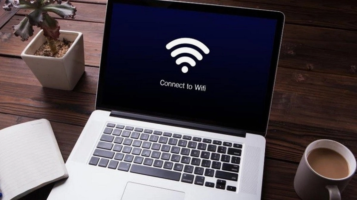 Hướng dẫn chi tiết cách tải fifa trên laptop an toàn và hiệu quả nhất năm 2026 1 Người dùng đang kiểm tra trạng thái kết nối mạng trên máy tính để đảm bảo không bị gián đoạn