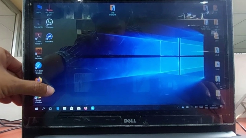 Hướng dẫn chi tiết cách kiểm tra màn hình laptop cũ chuẩn xác nhất trước khi mua 1 Người dùng đang tiến hành kiểm tra màn hình laptop cũ trước khi quyết định mua