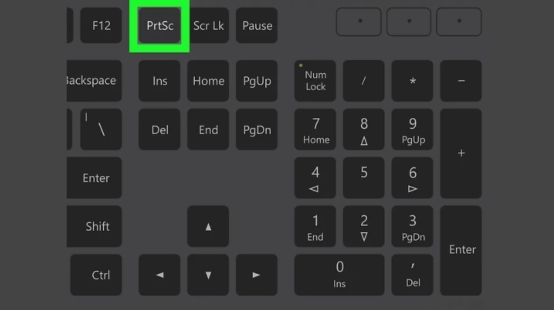Người dùng nhấn phím Printscreen trên bàn phím laptop Dell để thực hiện lệnh chụp toàn bộ màn hình