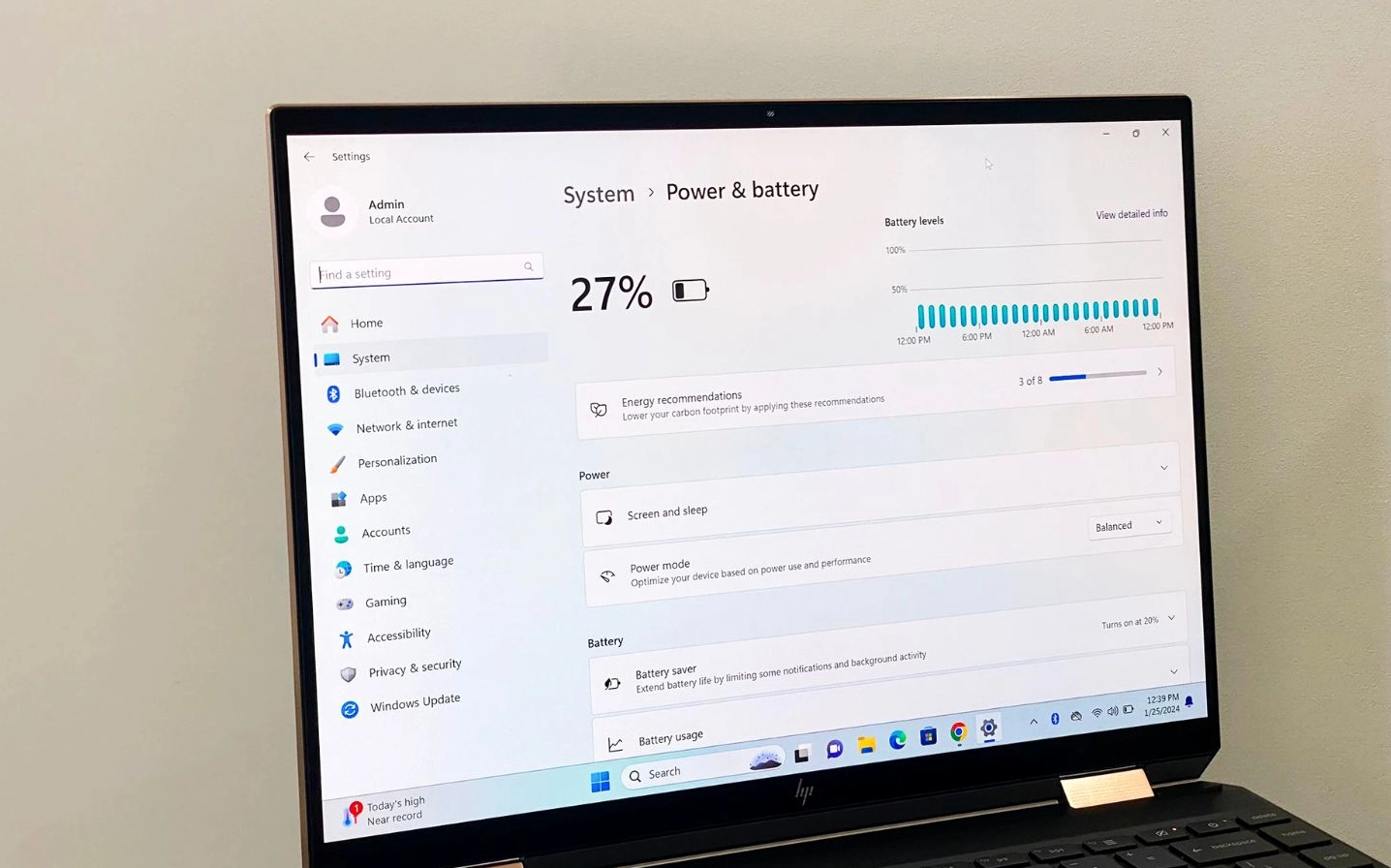 Người dùng thao tác trên máy tính để kiểm tra sức khỏe của pin laptop giúp phát hiện sớm tình trạng hư hỏng