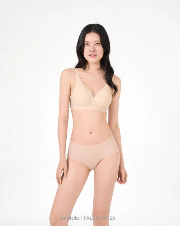 Người mẫu chuyên nghiệp thể hiện sự cuốn hút với quần chữ c