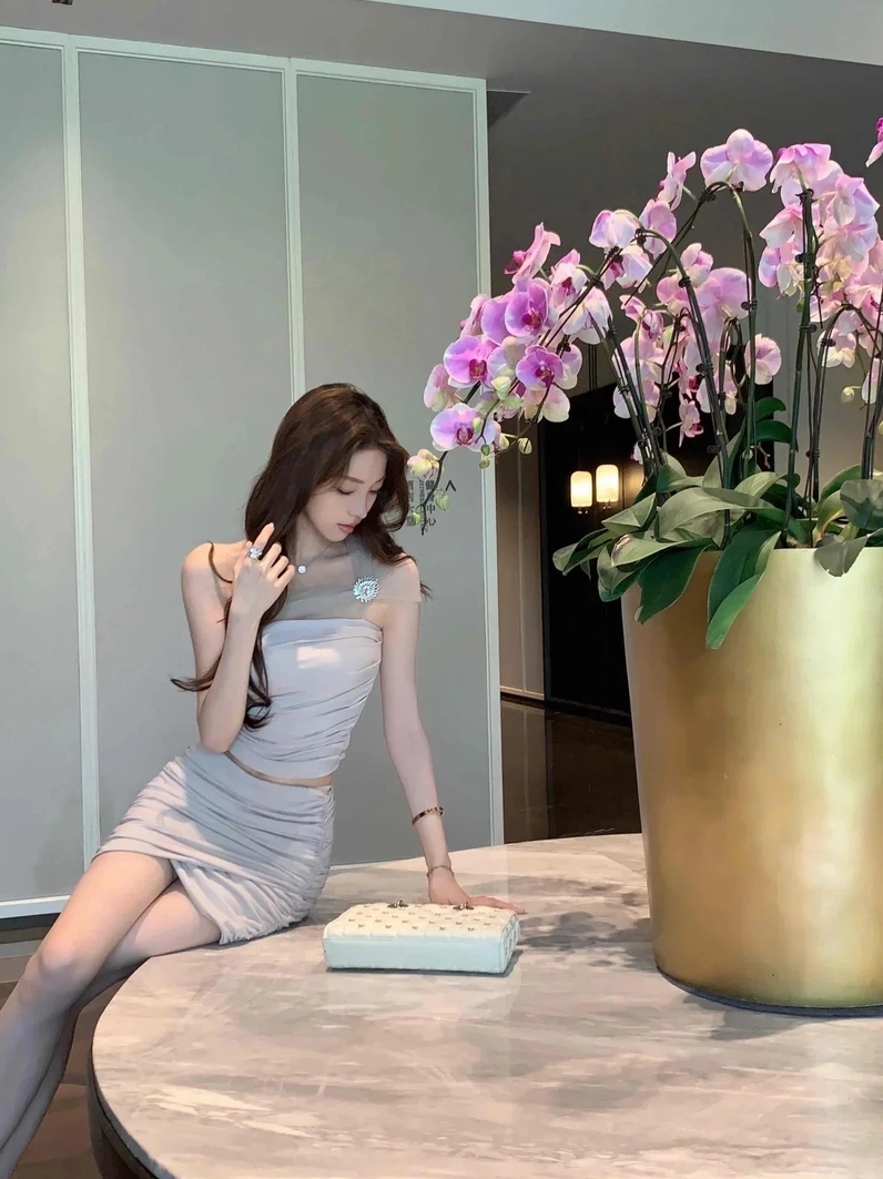 Người mẫu nữ mặc váy dài thiết kế tinh tế giúp tôn lên vóc dáng thon thả