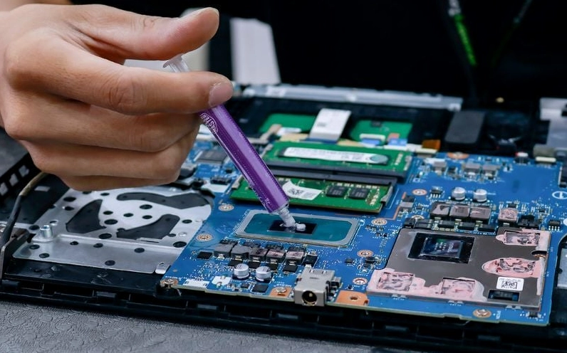 Hướng dẫn chi tiết cách cài đặt laptop mới mua chuẩn kỹ thuật 21 Người thợ đang tháo nắp lưng laptop để tiến hành vệ sinh bên trong