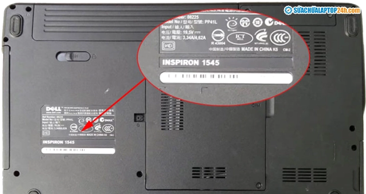 Nhãn dán thông tin kỹ thuật chứa mã model ở mặt đáy của một chiếc laptop Dell