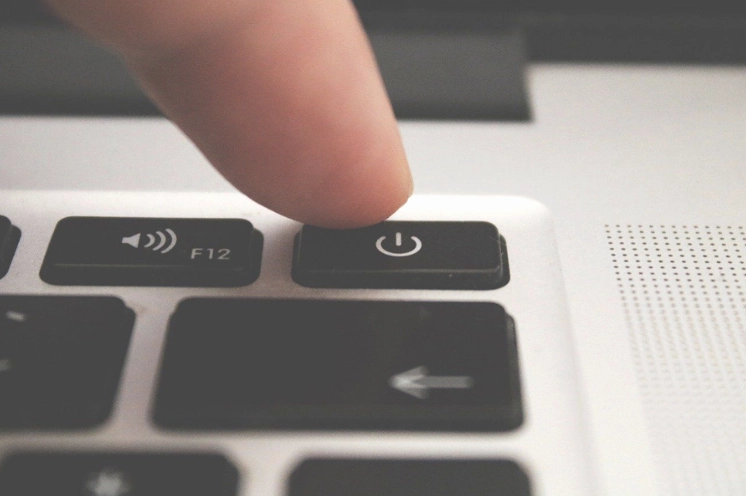 Nhấn nút nguồn để khởi động lại