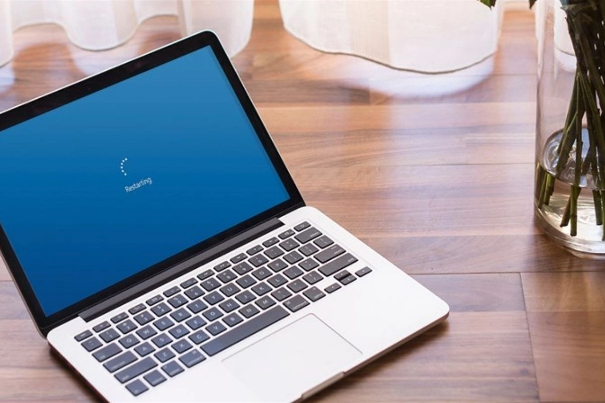 Nhấn tổ hợp phím Alt + F4, chọn Khởi động lại và nhấn OK