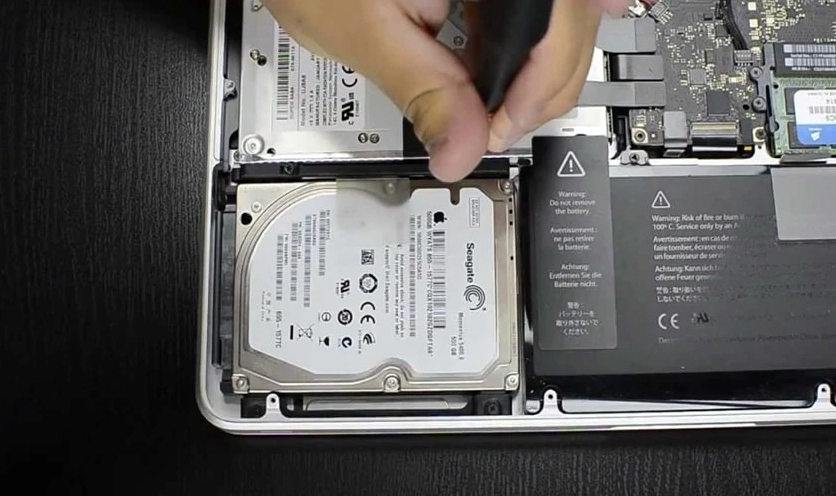 Nhẹ nhàng tháo rời ổ cứng cũ ra khỏi khe cắm kết nối trên mainboard
