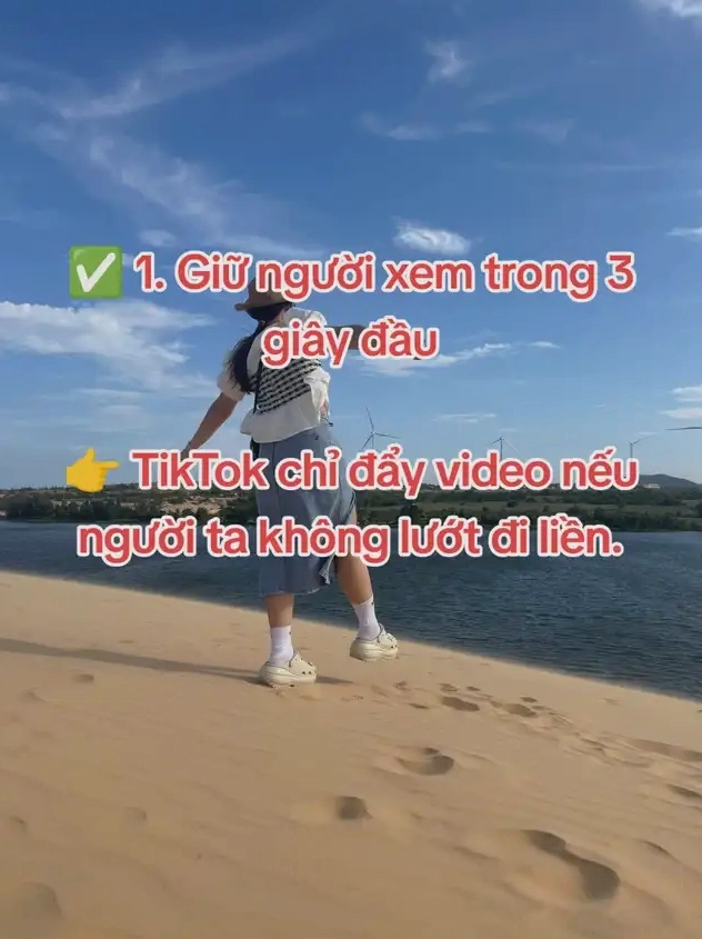 Nụ cười tỏa nắng của hot girl trong trang phục hello kitty trước biển xanh
