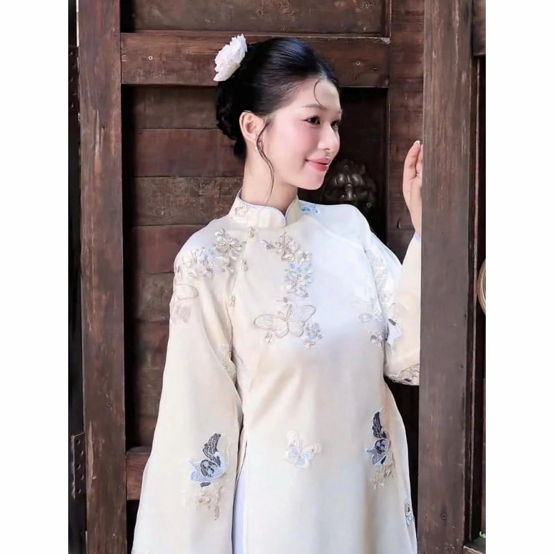 Nụ cười tỏa nắng của thiếu nữ rạng rỡ trong chiếc áo dài tết