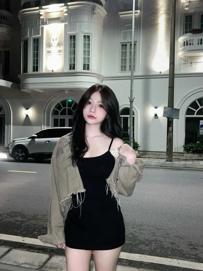 Nụ cười tươi tắn của cô gái trong bộ trang phục dạo phố cực kỳ dễ thương