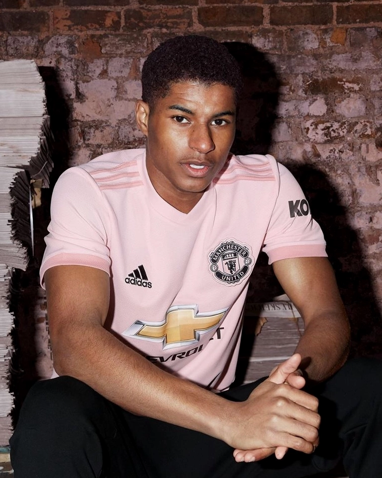 Nữ fan mu xinh đẹp truyền cảm hứng cho thế hệ trẻ