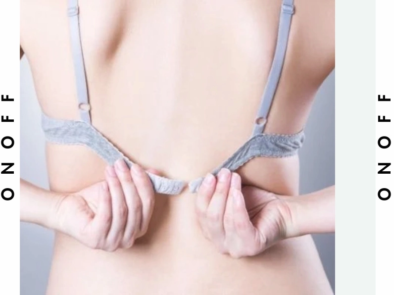 Nữ sinh chỉnh đốn trang phục áo lá một cách khéo léo