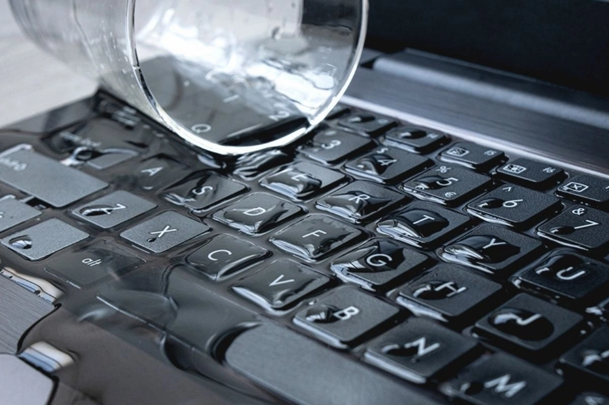 Nước đổ lên bàn phím laptop gây nguy cơ chập mạch và hỏng hóc phần cứng