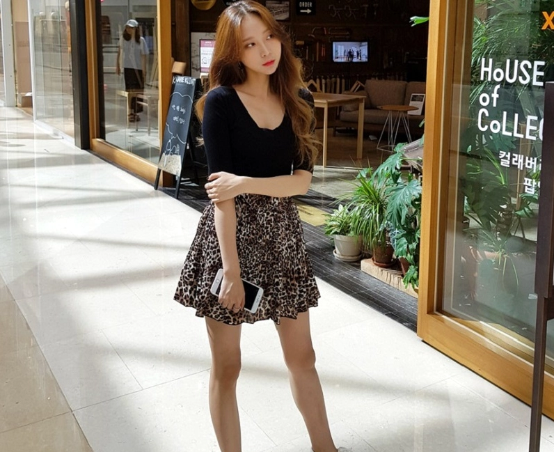 Ngắm trọn 99+ ảnh gái xinh mặc váy xếp ly ngắn siêu gợi cảm 20 Phá cách và hoang dại với chiếc váy xếp ly họa tiết da beo cá tính