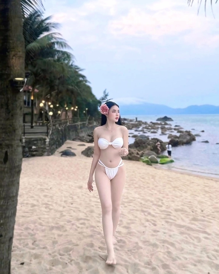 Tổng hợp ảnh gái mặc bikini trắng quyến rũ và cuốn hút nhất 11 Phong cách chuẩn mùa hè với áo tắm trắng