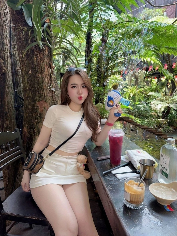 Phong cách năng động cho ngày nắng dạo phố