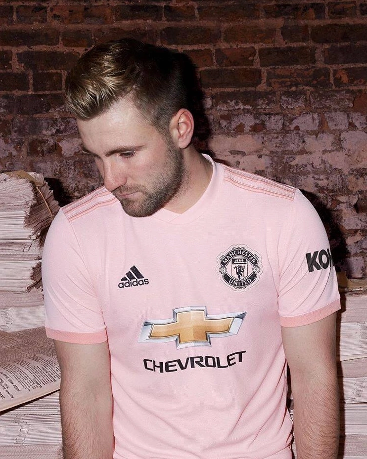 Phong cách nữ tính của fan trong màu áo hồng MU