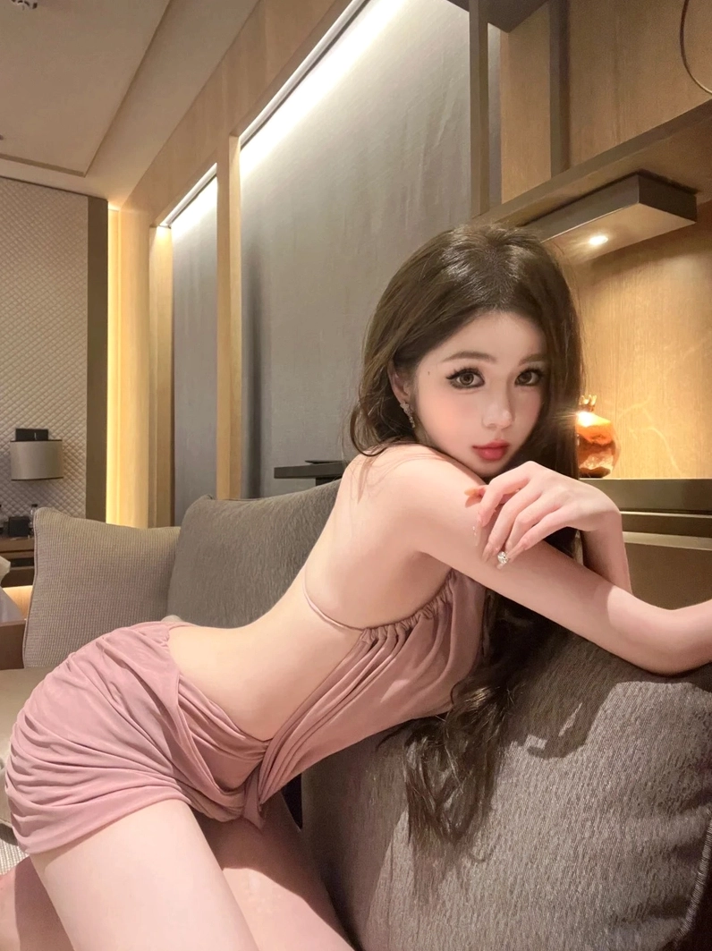 Phong cách thời trang cực chất của hot girl diện chân váy