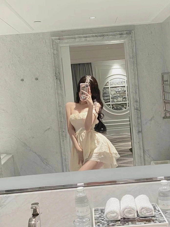 Phong cách thời trang hiện đại sang chảnh của cô nàng diện váy ngắn