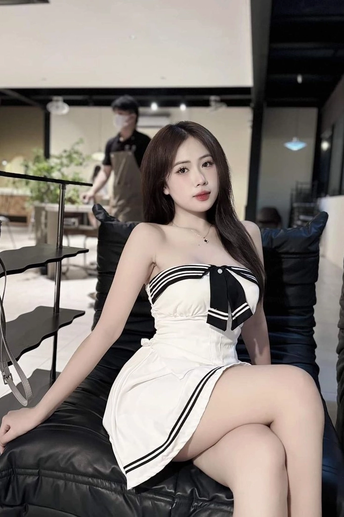 Phong cách trẻ trung năng động với outfit váy ngắn