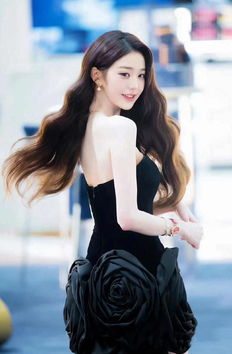 Phong cách trẻ trung nhí nhảnh nhưng không kém phần cuốn hút với váy đen ngắn