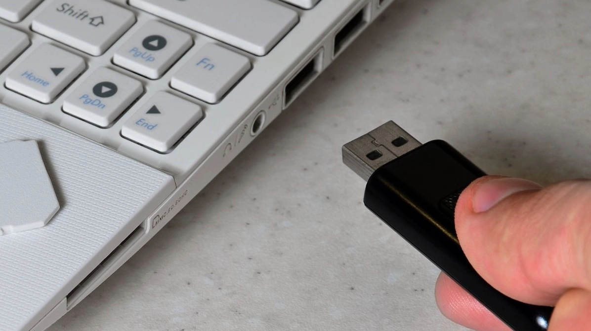 Sao lưu dữ liệu của bạn qua ổ đĩa ngoài hoặc USB